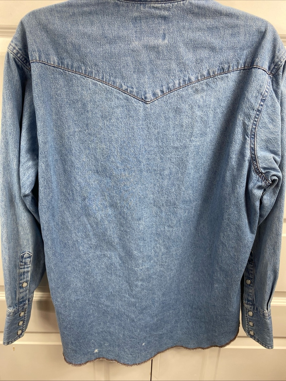 Vintage Wrangler Shirt Mens  Blue Denim Pearl Snap Western Cowboy Yoke Large Hem - Picture 6 of 9